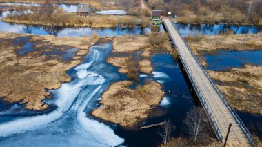 Nehir üzerindeki su basmış çayırlar ve güzel tarlalarla hava manzarası. Seyahat kavramı.