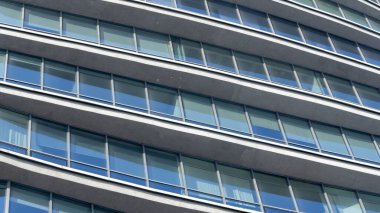 Modern bir binanın parçası. Modern mimari tasarım. Modern ofis binasının yapısal cam cephesi. Soyut mimari parçası. Mimarlık konsepti.