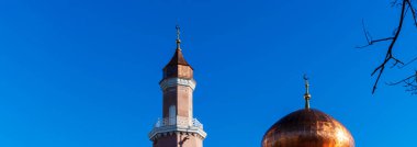 Mavi gökyüzü arka planındaki camii. Müslüman ibadet.