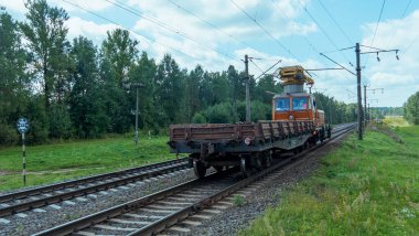 Demiryolundaki elektrik şebekelerinin onarımı ve onarımı için vinçli özel bir tren. Ağır makineler demiryolu hatlarını onarıyor. Demiryolu konsepti.