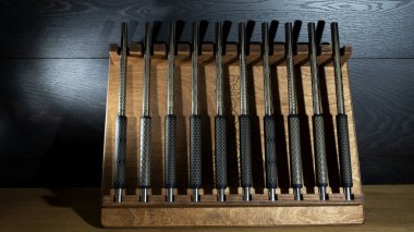 Şisha dükkanında satılık ahşap bir kutunun içindeki nargile için modern ağızlık seti. Koyu ahşap arka planda nargile parçaları. Nargile dükkanı reklamı için görüntü.