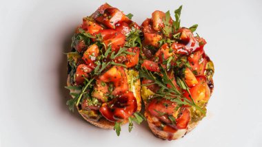 Beyaz arka planda mozzarella peyniri, pesto, domates ve fesleğen..