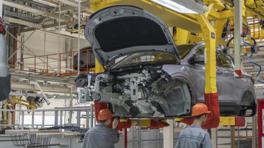 Araba üretim hattı. Taşıyıcı montaj hattında arabaları monte ediyorum. Fabrikadaki modern araba montajı. Araba gövdesinin otomatik inşa süreci.