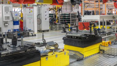 Araba üretim hattı. Taşıyıcı montaj hattında arabaları monte ediyorum. Fabrikadaki modern araba montajı. Araba gövdesinin otomatik yapım süreci. Endüstriyel kavram.