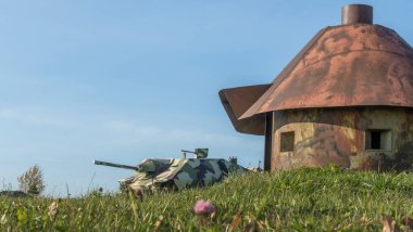 Eski Alman 2. Dünya Savaşı zırhlı tankı savaş meydanında hazırdı. İkinci Dünya Savaşı 'nın Alman tankı modeli..