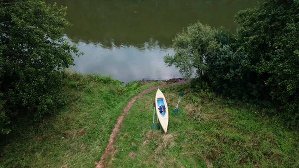 Kayak Orilla Del Río Vacaciones Verano Junto Río — Foto de Stock