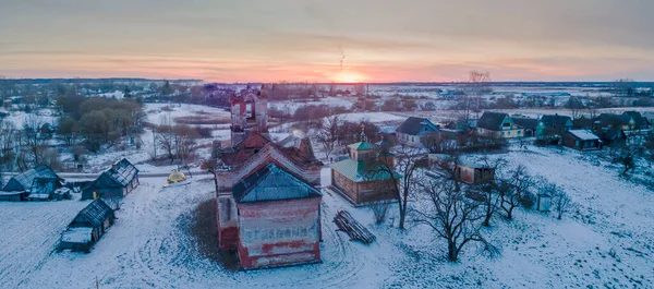 Panoramisch Uitzicht Oude Kerkruïnes Moderne Houten Kapel Sneeuw Bij Schemering — Stockfoto