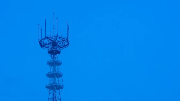 Wieża Telewizyjna Panorama Zmierzchu Niski Kąt Widzenia Wieży Komunikacyjnej Przed — Zdjęcie stockowe