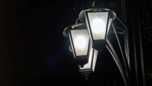 Lanternas Rua Escuro Luzes Noturnas Iluminam Noite Espaço Para Texto — Fotografia de Stock