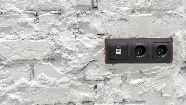 Siyah Elektrik Prizli Beyaz Tuğla Duvar — Stok fotoğraf