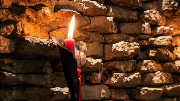 Vela Arder Contra Velha Parede Pedra Espaço Para Texto — Fotografia de Stock