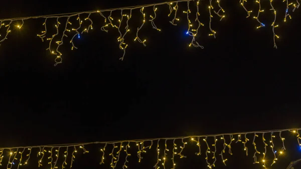 Luces Navidad Guirnalda Frontera Sobre Fondo Negro Colocación Plana Espacio —  Fotos de Stock