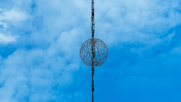 Ampoules Guirlandes Sur Fond Ciel Bleu Composition Abstraite Pour Design — Photo