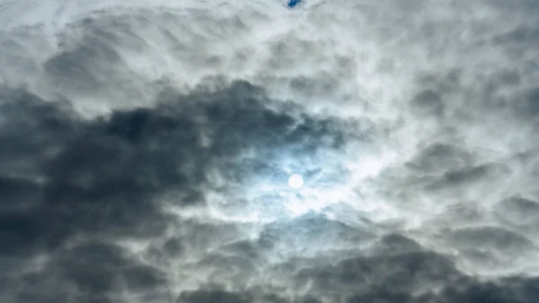 Luz Sol Brilhando Através Das Nuvens Céu Incrível Nuvens Fofas — Fotografia de Stock