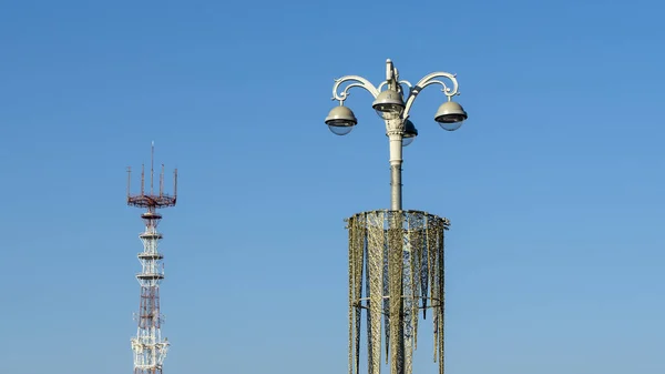 Φωτιστικό Και Πύργος Τηλεόρασης Ενάντια Στον Γαλάζιο Ουρανό Χώρος Για — Φωτογραφία Αρχείου