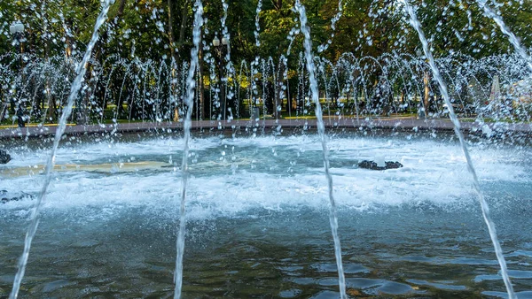 Salpicar Agua Fuente Parque Urbano Público Ciudad Verano Jets Agua —  Fotos de Stock