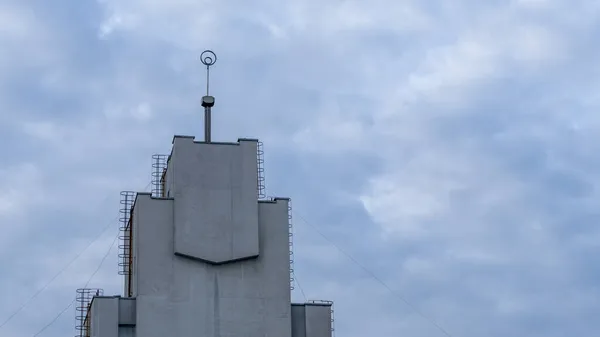 Guglia Dell Edificio Degli Uffici Contro Cielo Drammatico Paesaggio Urbano — Foto Stock