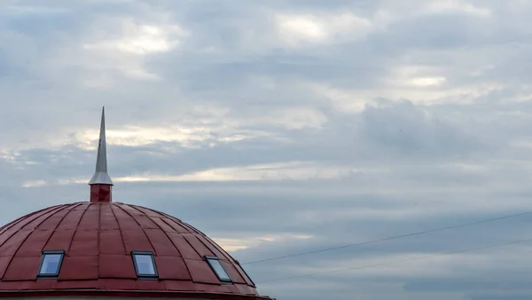 Torenspits Van Het Kantoorgebouw Tegen Dramatische Hemel Stadsgezicht Van Boven — Stockfoto