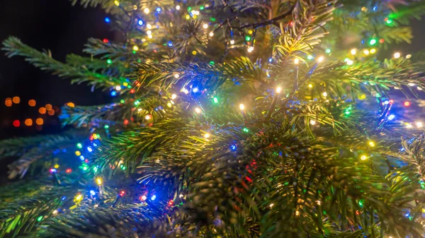 Κοντινή Εικόνα Φωτισμένων Χριστουγεννιάτικων Δέντρων Γιρλάντα Φώτα Και Μπάλες Αποσυνδεδεμένο — Φωτογραφία Αρχείου