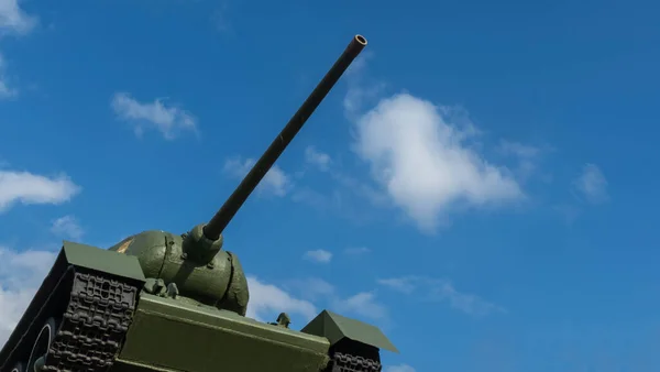 Tank Tegen Blauwe Lucht Staat Het Podium Monument Van Tweede — Stockfoto