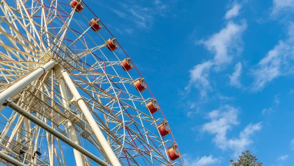 Ferris Wheel Cabins Karuzela Niebieskim Niebem Parku Rozrywki Koncepcja Wakacji — Zdjęcie stockowe