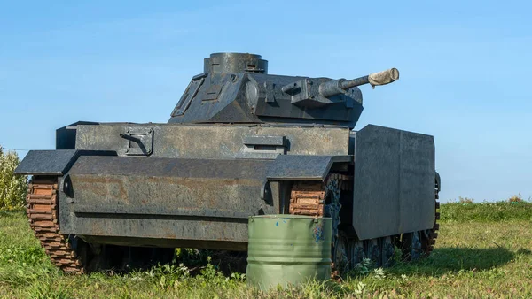 二战期间 老式德国装甲重型战斗坦克在战场上待命 第二次世界大战中的德国坦克模型 — 图库照片