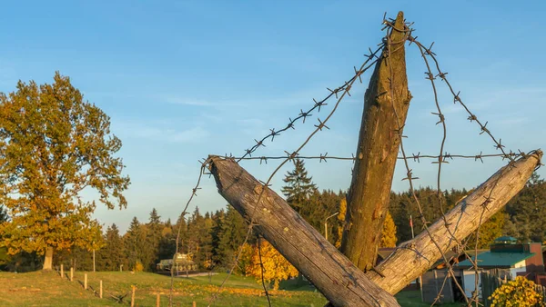 Trä Tank Barriär Från Andra Världskriget Igelkott Taggtråd Dramatisk Himmel — Stockfoto