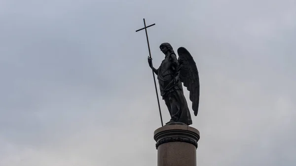 劇的な空の背景に十字架と天使の像 信仰の概念 — ストック写真