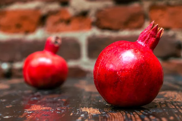 Sur Table Trouvaient Deux Grenades Rouges Deux Grenat Mûr Sur — Photo