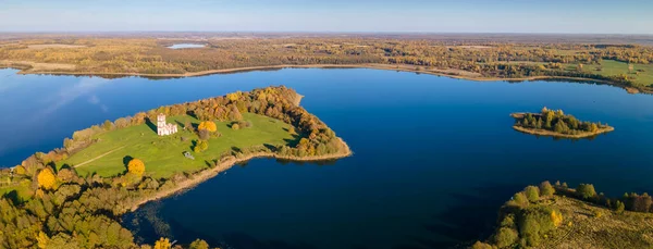 Çatıda çim ve adada çan kulesi olan eski harabe bir kilise. Eski kilise kalıntılarının havadan görünüşü. Tarihi kavramlar.