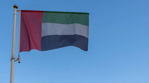 Národní Vlajka Spojených Arabských Emirátů Vlajkovém Stožáru Před Modrou Oblohou — Stock fotografie