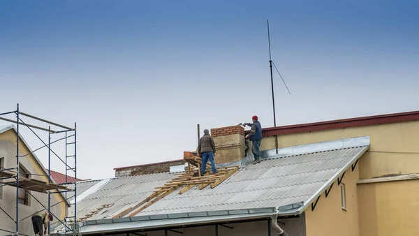 Les Travailleurs Construction Mettent Des Bardeaux Sur Toit Ouvrier Installe — Photo