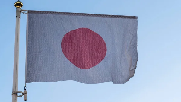 Národní Vlajka Japonců Vlajkovém Stožáru Před Modrou Oblohou Slunečními Paprsky — Stock fotografie