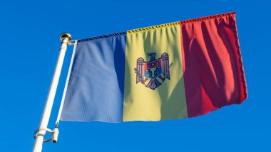 Büyük Moldova bayrağı klasik mavi arka planda rüzgarda dalgalanıyor. Diplomasi konsepti. Uluslararası ilişkiler. Metin için boşluk.