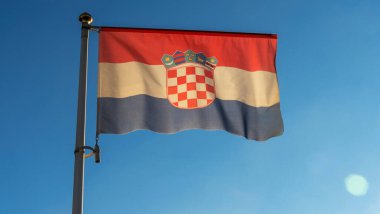 Hırvatistan bayrağı mavi gökyüzünün önündeki bayrak direğinde güneş ışınları ve merceklerle parlıyor. Diplomasi konsepti. Uluslararası ilişkiler. Metin için boşluk.