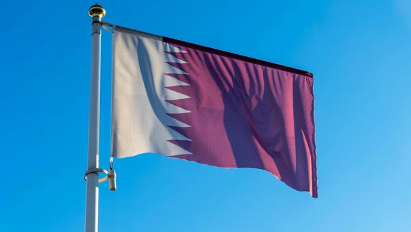 Vista Ángulo Bajo Bandera Qatar Contra Cielo Azul Concepto Diplomático —  Fotos de Stock