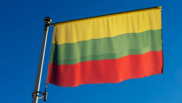 Litevská Národní Vlajka Vlajkovém Stožáru Před Modrou Oblohou Slunečními Paprsky — Stock fotografie