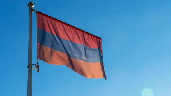 Varianta Vlajky Arménie Alternativními Barvami Stožáru Vlnící Větru Modrém Pozadí — Stock fotografie