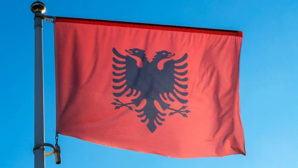 Ткань Национального Флага Албании Размахивающая Небе Красивым Солнечным Светом Концепция — стоковое фото