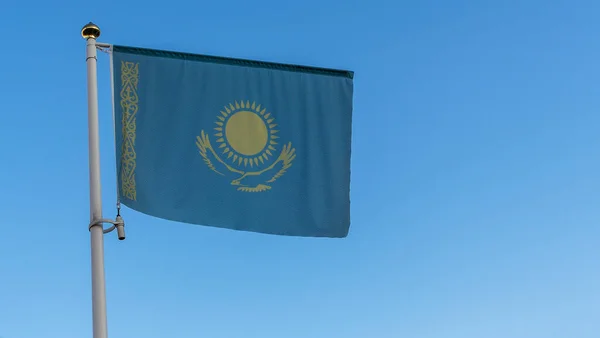 Bandeira Nacional República Cazaquistão Mastro Bandeira Frente Céu Azul Com — Fotografia de Stock