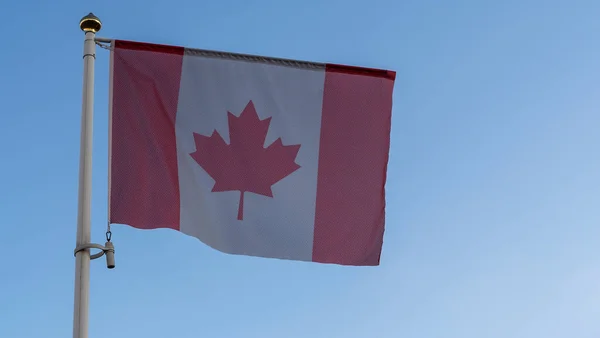Canadas Flagg Flaggstang Foran Den Blå Himmelen Med Solstråler Linsebluss – stockfoto