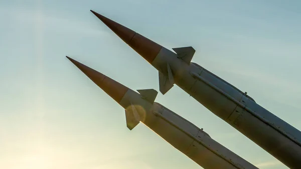 Två Stridsrobotar Riktade Mot Himlen Gammal Ballistisk Missil Avfyrare Blå — Stockfoto