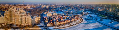 Modern ve eski binalarla Minsk 'in tarihi merkezinin hava manzarası. Seyahat konsepti. Şehrin kuş bakışı manzarası.