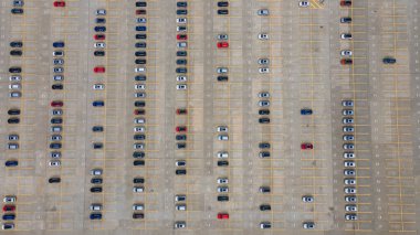 Hava manzaralı yeni araba ithalat ve ihracat işi lojistiği için otomobil fabrikasının sokak parkında satılığa çıktı. Ticari iş dünyası için otomobil ve otomobil otoparkı.