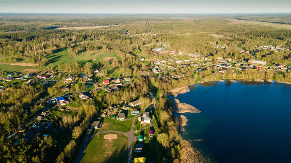 Воздушный дрон фото зеленых крон деревьев, растущих на берегу озера. Природный пейзаж Вид сверху на лесное озеро. Концепция путешествия.