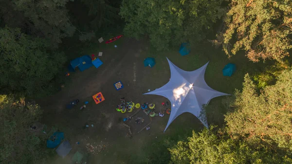 Top View Camping Semestern Turisttält Skogen Vid Älvstranden Flygbild — Stockfoto