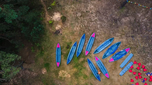 河岸上的独木舟游客皮划艇码头旅游期间的旅游营 河上游船码头 — 图库照片