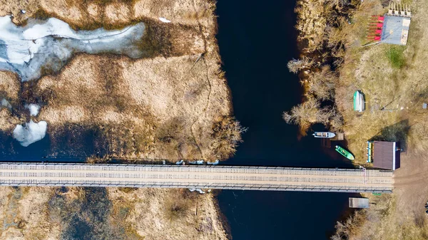 春の小川にかかる木造橋の空中風景 — ストック写真