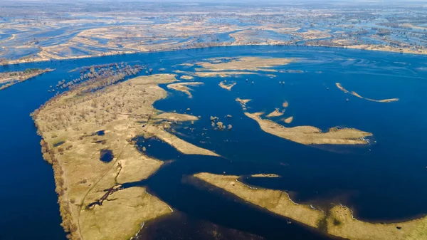 パターン波と湖や川の空中ビュー 波紋の質感の背景と水の表面 上から見た — ストック写真