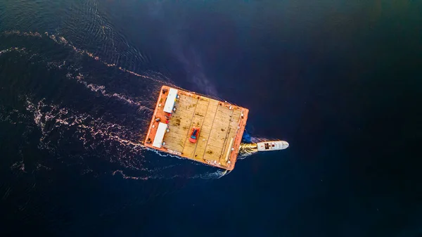 Vista Aérea Pequena Balsa Madeira Que Cruza Rio Com Carro — Fotografia de Stock